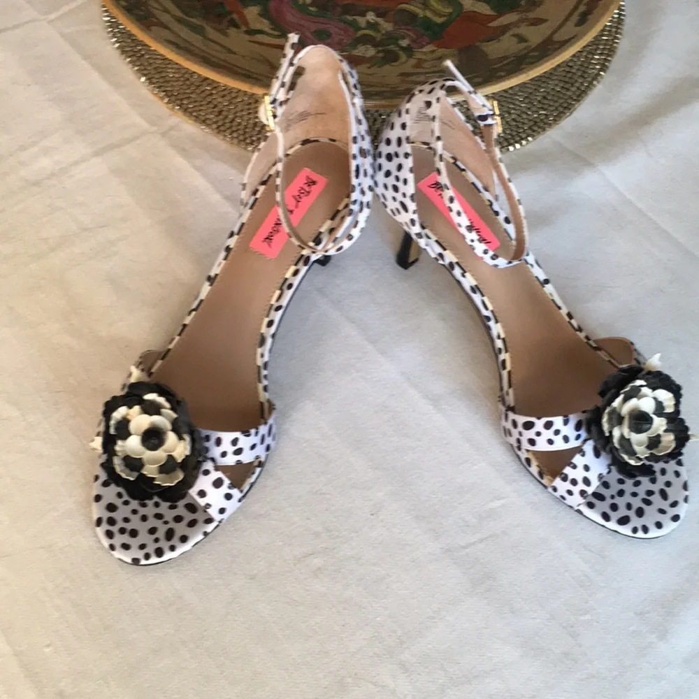 Betsy Johnson Ankle Strap ,B & W Satin, High Gloss Black Heel 2.5”, Size 9M - Picture 2 of 7